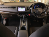 車内は光触媒抗菌消臭施工済です。スタイリッシュなデザインでスポーティなインパネ周りを演出します。グローブボックスやカップホルダーのほかにトレーなどたくさんの収納スペースが付いています。