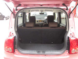 トランクルームは大きくはありませんが、4人乗っても多少の荷物なら積むことができます。