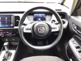 【ハンドル】運転にかかわる様々な操作を安全に行えるように視点移動が少なく操作性に配慮されたスイッチ類が凝縮されたコックピットです。