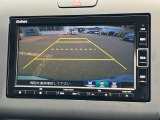 後退時に車両の後ろ側をモニター画面に表示します。車庫入れが苦手な人もこれで安心♪