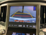 リバースギアに入れるだけで後方の表示へ切り替わります。夜間や雨の日の駐車も楽になりますよ。