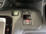 セレクトレバーの右に電子制御パーキングブレーキがあります。スイッチひとつで、停車した地点の傾斜などをシステムが検知・判断してブレーキ力を自動的に最適制御し、しっかり停車できるパーキングシステムです。