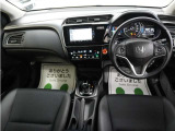 運転にかかわる様々な操作を安全に行えるように視点移動が少なく、操作性に配慮されたスイッチ類が凝縮されたコクピットです。