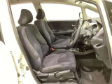 広い足元にゆったり座れるシートは長距離の運転でも疲れにくいシートです。女性でも運転がしやすいようにシートの高さ調整機能(シートリフター)がついています。
