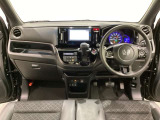 車内は光触媒抗菌消臭施工済です。インパネ周りはスタイリッシュなデザインで機能や装備も充実しています。グローブボックスやカップホルダーのほかにトレーなどたくさんの収納スペースが付いています。
