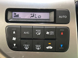 【オートエアコン】一度お好みの温度に設定すれば、車内の温度を検知し風量や温度を自動で調整。暑い…寒い…と何度もスイッチ操作をする必要はありません。快適な車内空間には必須の機能ですね♪