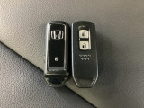 スマートキーを装備しています。鍵を差し込むことなくドアロックの開け閉めと、スタートボタン操作でのエンジンスタートができます。スペアキーも同じものを用意しております。