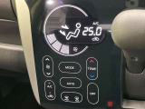 【オートエアコン】一度お好みの温度に設定すれば、車内の温度を検知し風量や温度を自動で調整。暑い…寒い…と何度もスイッチ操作をする必要はありません。快適な車内空間には必須の機能ですね♪