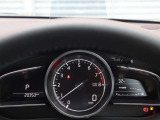 アクティブドライビングディスプレイ カーナビの案内情報や速度を表示してくれます。運転時の疲労軽減につながります 。