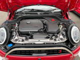 細部まですべて点検されたMINIが認定中古車として新しいオーナーを待っています。
