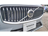 フロントカメラはデザインも重視しVOLVOのロゴマークに内蔵されています