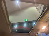 開けるとガラスルーフ。