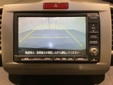 バックでの車庫入れも安心です! リアカメラが付いているバックモニター付のHDDナビを装備しております。操作線もついており距離感も画面から確認できます。