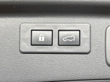 【パワーバックドア】スマートキーや運転席のボタンを押すだけでリアゲートが自動で開閉します!荷物を持っている時や、高い位置にあるバックドアを閉める際に便利な機能です♪