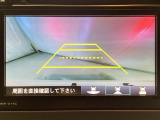 ギヤをR(バック)に入れるとディスプレイオーディオの画面に後ろの映像が映るリアカメラ付です。後退時、コンディションが悪い視界でもカラーバックモニターがドライバーをサポートします。