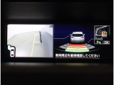 後退時ブレーキは標準装備でございます。後方にある障害物を検知してお知らせをしてくれ、万が一の際はブレーキをかけてくされる仕組みでございます。