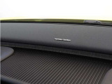 【harman/kardon】5つのスピーカーを内蔵したサウンドバーにより、ドライバーを包み込む音場を実現しました。また、洗練されたミニマルデザインは、キャビンをスタイリッシュに彩ります。