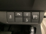 ハンドルの右側にはヘッドライトレベライザーとHondaセンシング用のメインスイッチがついています。ヘッドライトレベライザーは道路状況や積荷の加重に応じてライトの高さを調節できます。
