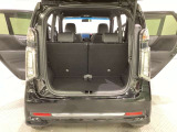開口部も広く荷物の積み下ろしもしやすいお車となっております。シートを前方にスライドさせれば、さらに荷室を広げられます。また、床下にも収納スペースがあります。