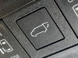 【パワーバックドア】スマートキーや運転席のボタンを押すだけでリアゲートが自動で開閉します!荷物を持っている時や、高い位置にあるバックドアを閉める際に便利な機能です♪