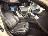 【コックピットシート】BMW車の主役席。車体中央にくる様に配置し車両重心とが一致する事でドライバーと車との一体感あるドライビングを実現。人間工学に基づき形成した形状が長時間のドライブ疲労も軽減します!