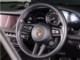 スポーツデザインステアリングがレーシングカーを彷彿とさせるデザインと操作性を実現。ドライビングの楽しさをさらに引き立てます。
