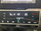 【オートエアコン】一度お好みの温度に設定すれば、車内の温度を検知し風量や温度を自動で調整。暑い…寒い…と何度もスイッチ操作をする必要はありません。快適な車内空間には必須の機能ですね♪