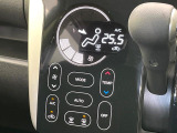 【オートエアコン】一度お好みの温度に設定すれば、車内の温度を検知し風量や温度を自動で調整。暑い…寒い…と何度もスイッチ操作をする必要はありません。快適な車内空間には必須の機能ですね♪