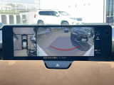 【360°ビュー・モニター】まるでクルマを真上から見下ろしたかのような視点で駐車をサポートします。クルマの斜め後ろや真横など、前後左右の4つのカメラの映像が合成されて、モニターに映し出されます。
