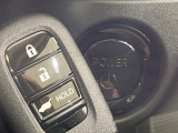 【Hondaスマートキー】カバンやポケットに入れたままでもドアの施錠・解錠が可能なスマートキーを装備。エンジンのオン・オフ時もカギを取り出す必要が無いからとっても便利です♪