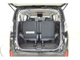 ラゲッジルームは、大容量のスペースを確保。普段のお買い物からレジャーまで、幅広く活躍してくれます!また、リアシートを倒すことでバリエーション豊かにお使いいただけます。
