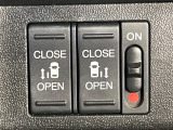 【両側パワースライドドア】スマートキーや運転席のスイッチで後席両側スライドドアの開閉が可能♪電動だから力を入れてドアを開ける必要が無く、小さなお子様でも簡単に開け閉めでき快適です♪