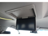 ★天井吊り下げ式の後席モニターも装着されています。これで後ろの方々も渋滞時には退屈しないですみますね。使用しないときには折りたためるのもうれしいポイントです♪