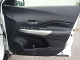 ◇運転席扉 内側部分になります◇【パワーウィンドウ】窓の開け閉め楽々!少し換気したいな〜なんて時にササッと操作できますね♪