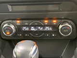 【オートエアコン】一度お好みの温度に設定すれば、車内の温度を検知し風量や温度を自動で調整。暑い…寒い…と何度もスイッチ操作をする必要はありません。快適な車内空間には必須の機能ですね♪