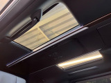 【サンルーフ】開放感たっぷりの希少装備、サンルーフが装着されています!車内に明かりを取り入れたり景色を楽しむ以外にも、車内の空気も簡単に換気できて快適です!