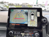 【パノラミックビューモニター】クルマを真上から見下ろした視点で駐車をサポートします!クルマの斜め後ろや真横など、いち早く障害物に気が付くことができます。