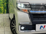 【LEDヘッドライト】悪天候や夜間走行時も良好な視界を確保し安心して運転できる高輝度LEDヘッドライトを装備!点灯速度が早く、消費電力も抑えられています。