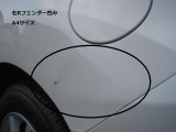 左側リアフェンダー後部にA4サイズ程度の凹み傷がございます。気になる場合は有料にて修理も可能です。実車確認の際に店舗スタッフにご相談下さい。