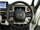 【Honda SENSING】 カメラ等装置で精度の高い検知能力を発揮、安全運転を支援します。ステアリング上のコントローラーに注目!