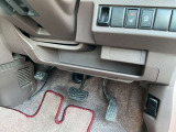 駐車ブレーキは足踏み式です