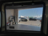 【ロールサンシェード】後席の下部に収納されているので、上に引き上げ引っ掛けるだけで強い日差しや紫外線を軽減してくれます!