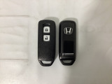 スマートキーを装備しています。鍵を差し込むことなくドアロックの開け閉めと、スタートボタン操作でのエンジンスタートができます。スペアキーも同じものを用意しております。