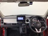 【前方視界】開放的な前方視界!運転がしやすく疲れにくいです♪窓が大きく、見通しがとっても良いおクルマですよ♪