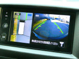 自車を真上から見下ろすように映し出すので周囲の状況が分かるアラウンドビューモニター搭載。フロントカメラとしても使用できます。車庫入れなど苦手な人の頼りになる助っ人です。