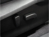 ”電動シートを装備。お客様に安全に運転頂けるよう座席の位置、座面の上げ下げやリクライニングの加減も細やかな設定を可能にしました。”