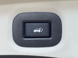 【パワーバックドア】スマートキーや運転席のボタンを押すだけでリアゲートが自動で開閉します!荷物を持っている時や、高い位置にあるバックドアを閉める際に便利な機能です♪