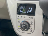 【オートエアコン】一度お好みの温度に設定すれば、車内の温度を検知し風量や温度を自動で調整。暑い…寒い…と何度もスイッチ操作をする必要はありません。快適な車内空間には必須の機能ですね♪
