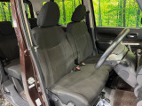 運転席まわりには十分なスペースがあり、大柄な方でもゆったり運転していただける環境です。