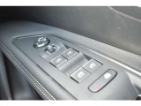 運転席ドアの内側に、全窓開閉スイッチとドアミラースイッチがございます。
